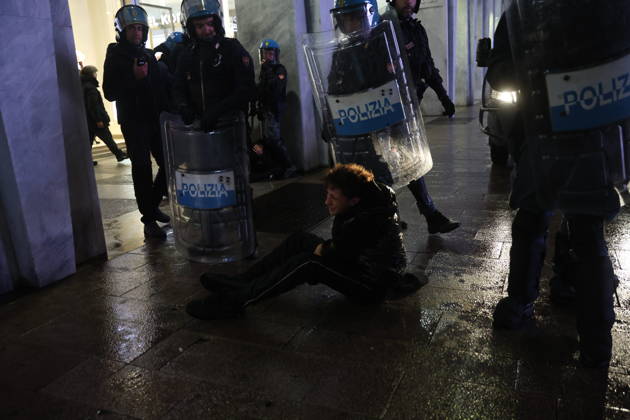 RECORD DATE NOT STATED IPA89870071 - Milan: More clashes and looting by hooded youths in the city center the day after the demonstration on Saturday, the 17th; many hooded individuals were detained and taken to police headquarters  Copyright: xx xFrancescoxEnriquezx IPA89870071.jpeg