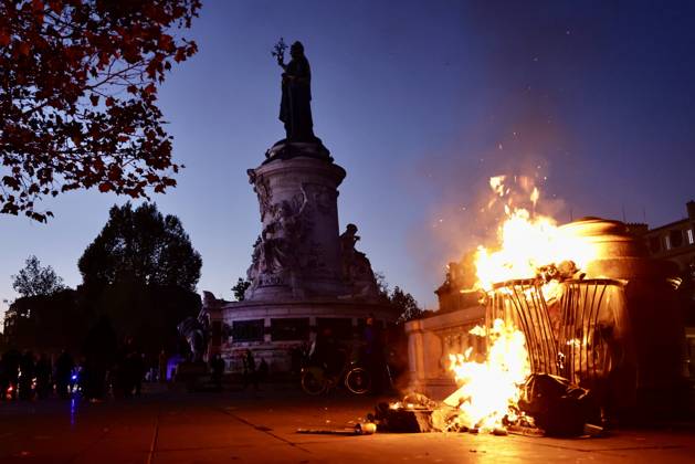 Aftermath of clashes during nationwide protests in Paris PARIS, FRANCE - OCTOBER 18: A view of fire as streets across Paris show signs of damage following a day of violent clashes between police and protesters amid a nationwide mobilization over rising living costs, fuel prices, and education funding in Paris, France, on October 18, 2026. Ibrahim Ezzat Anadolu Paris France. Editorial use only. Please get in touch for any other usage.  Copyright: x2026xAnadoluxIbrahimxEzzatx