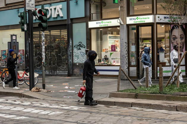 Police detain 160 as unrest continues for second day in Milan MILAN, ITALY - OCTOBER 18: Police carry out numerous detentions and arrests as protesters, including many young demonstrators, flee from law enforcement during urban unrest following demonstrations against the high cost of living in Milan, Italy, on October 18, 2026. Damage to shops and public property was reported across the city amid the clashes. Andrea Carrubba Anadolu Milan Italy. Editorial use only. Please get in touch for any other usage.  Copyright: x2026xAnadoluxAndreaxCarrubbax