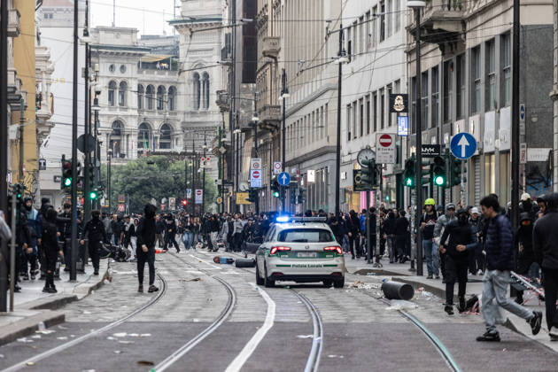 Police detain 160 as unrest continues for second day in Milan MILAN, ITALY - OCTOBER 18: Police carry out numerous detentions and arrests as protesters, including many young demonstrators, flee from law enforcement during urban unrest following demonstrations against the high cost of living in Milan, Italy, on October 18, 2026. Damage to shops and public property was reported across the city amid the clashes. Andrea Carrubba Anadolu Milan Italy. Editorial use only. Please get in touch for any other usage.  Copyright: x2026xAnadoluxAndreaxCarrubbax