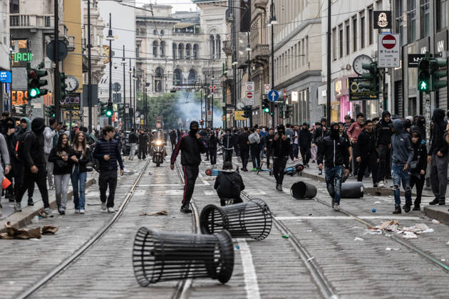 Police detain 160 as unrest continues for second day in Milan MILAN, ITALY - OCTOBER 18: Police carry out numerous detentions and arrests as protesters, including many young demonstrators, flee from law enforcement during urban unrest following demonstrations against the high cost of living in Milan, Italy, on October 18, 2026. Damage to shops and public property was reported across the city amid the clashes. Andrea Carrubba Anadolu Milan Italy. Editorial use only. Please get in touch for any other usage.  Copyright: x2026xAnadoluxAndreaxCarrubbax