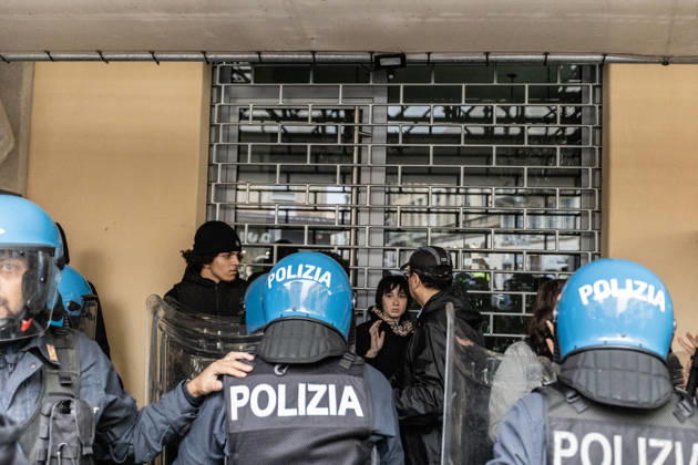 Police detain 160 as unrest continues for second day in Milan MILAN, ITALY - OCTOBER 18: Police carry out numerous detentions and arrests as protesters, including many young demonstrators, flee from law enforcement during urban unrest following demonstrations against the high cost of living in Milan, Italy, on October 18, 2026. Damage to shops and public property was reported across the city amid the clashes. Andrea Carrubba Anadolu Milan Italy. Editorial use only. Please get in touch for any other usage.  Copyright: x2026xAnadoluxAndreaxCarrubbax