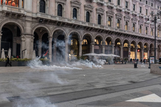 Police detain 160 as unrest continues for second day in Milan MILAN, ITALY - OCTOBER 18: Police carry out numerous detentions and arrests as protesters, including many young demonstrators, flee from law enforcement during urban unrest following demonstrations against the high cost of living in Milan, Italy, on October 18, 2026. Damage to shops and public property was reported across the city amid the clashes. Andrea Carrubba Anadolu Milan Italy. Editorial use only. Please get in touch for any other usage.  Copyright: x2026xAnadoluxAndreaxCarrubbax