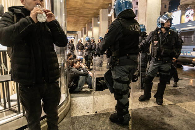 Police detain 160 as unrest continues for second day in Milan MILAN, ITALY - OCTOBER 18: Police carry out numerous detentions and arrests as protesters, including many young demonstrators, flee from law enforcement during urban unrest following demonstrations against the high cost of living in Milan, Italy, on October 18, 2026. Damage to shops and public property was reported across the city amid the clashes. Andrea Carrubba Anadolu Milan Italy. Editorial use only. Please get in touch for any other usage.  Copyright: x2026xAnadoluxAndreaxCarrubbax