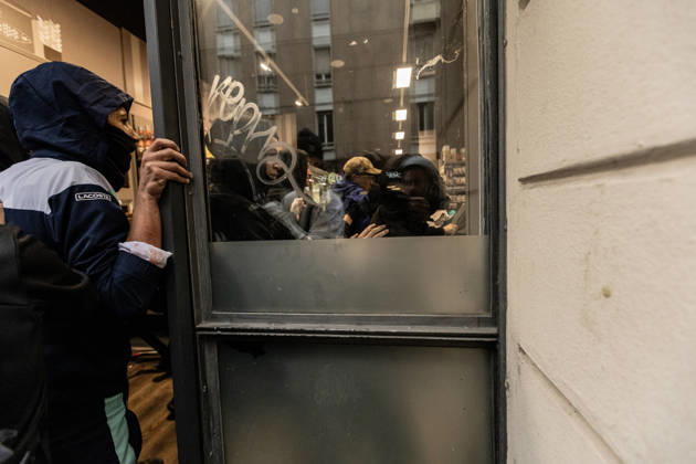 Police detain 160 as unrest continues for second day in Milan MILAN, ITALY - OCTOBER 18: Protesters vandalize a shop during protests in Milan, Italy, on October 18, 2026. Groups threw stones, bottles, firecrackers and barriers at police officers, who responded with tear gas and water cannon, while shops were damaged and looted around the city center and a Carabinieri vehicle was destroyed. Andrea Carrubba Anadolu Milan Italy. Editorial use only. Please get in touch for any other usage.  Copyright: x2026xAnadoluxAndreaxCarrubbax