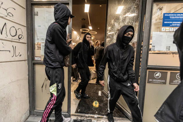 Police detain 160 as unrest continues for second day in Milan MILAN, ITALY - OCTOBER 18: Protesters vandalize a shop during protests in Milan, Italy, on October 18, 2026. Groups threw stones, bottles, firecrackers and barriers at police officers, who responded with tear gas and water cannon, while shops were damaged and looted around the city center and a Carabinieri vehicle was destroyed. Andrea Carrubba Anadolu Milan Italy. Editorial use only. Please get in touch for any other usage.  Copyright: x2026xAnadoluxAndreaxCarrubbax