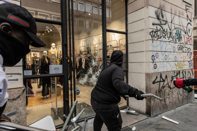 Police detain 160 as unrest continues for second day in Milan MILAN, ITALY - OCTOBER 18: Protesters vandalize a shop during protests in Milan, Italy, on October 18, 2026. Groups threw stones, bottles, firecrackers and barriers at police officers, who responded with tear gas and water cannon, while shops were damaged and looted around the city center and a Carabinieri vehicle was destroyed. Andrea Carrubba Anadolu Milan Italy. Editorial use only. Please get in touch for any other usage.  Copyright: x2026xAnadoluxAndreaxCarrubbax