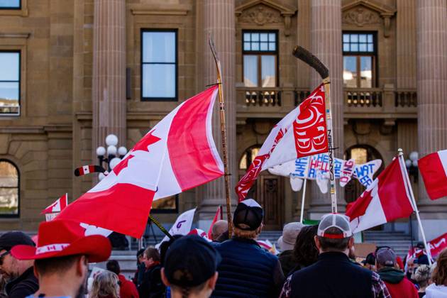 October 18, 2026, Edmonton, Alberta, Canada: Attendees display both Canadian Design and Indigenous design of the Canadian Flag in support of the Alberta Federation of Labour s Canada Unity Rally ahead of the Alberta Referendum..With less than 24 hours until Referendum voting starts, the Alberta Federation of Labour and Fight Back supporters rallied at the Alberta Legislature grounds to support a Unified Alberta in Canada and oppose the prospect of separation from Canada. The group is opposed to the 9 other questions on the Alberta referendum ballots. Edmonton Canada  - ZUMAs197 20261018_aaa_s197_657 Copyright: xRonxPalmerx