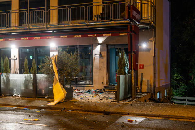 Sprengstoffexplosion in Gastronomiebetrieb Eingangstür zerstört In der Nacht von Sonntag auf Montag, 19.10.2026, kam es gegen 03:30 Uhr in der Hattersheimer Straße in Hofheim am Taunus nach dem Anschein zu einer Sprengstoffexplosion. Die Tür des Eingangsbereichs eines Gebäudes wurde dabei zerstört. Die Polizei war vor Ort und sperrte die Straße weiträumig ab. Bereits am 03.10.2026 war in derselben Straße vor einem Gastronomiebetrieb eine Brandvorrichtung abgelegt worden, wodurch eine Fußmatte in Brand geriet und Rußanhaftungen am Gebäude entstanden. Nach unbestätigten Informationen war die Feuerwehr in Bereitstellung, das Gebäude durfte zunächst nicht betreten werden, bis eine nicht näher definierte Spezialeinheit eintra