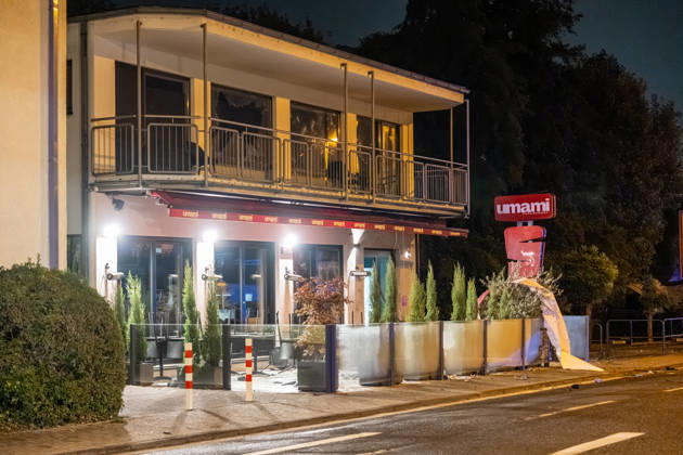 Sprengstoffexplosion in Gastronomiebetrieb Eingangstür zerstört In der Nacht von Sonntag auf Montag, 19.10.2026, kam es gegen 03:30 Uhr in der Hattersheimer Straße in Hofheim am Taunus nach dem Anschein zu einer Sprengstoffexplosion. Die Tür des Eingangsbereichs eines Gebäudes wurde dabei zerstört. Die Polizei war vor Ort und sperrte die Straße weiträumig ab. Bereits am 03.10.2026 war in derselben Straße vor einem Gastronomiebetrieb eine Brandvorrichtung abgelegt worden, wodurch eine Fußmatte in Brand geriet und Rußanhaftungen am Gebäude entstanden. Nach unbestätigten Informationen war die Feuerwehr in Bereitstellung, das Gebäude durfte zunächst nicht betreten werden, bis eine nicht näher definierte Spezialeinheit eintra