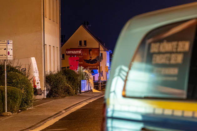 Sprengstoffexplosion in Gastronomiebetrieb Eingangstür zerstört In der Nacht von Sonntag auf Montag, 19.10.2026, kam es gegen 03:30 Uhr in der Hattersheimer Straße in Hofheim am Taunus nach dem Anschein zu einer Sprengstoffexplosion. Die Tür des Eingangsbereichs eines Gebäudes wurde dabei zerstört. Die Polizei war vor Ort und sperrte die Straße weiträumig ab. Bereits am 03.10.2026 war in derselben Straße vor einem Gastronomiebetrieb eine Brandvorrichtung abgelegt worden, wodurch eine Fußmatte in Brand geriet und Rußanhaftungen am Gebäude entstanden. Nach unbestätigten Informationen war die Feuerwehr in Bereitstellung, das Gebäude durfte zunächst nicht betreten werden, bis eine nicht näher definierte Spezialeinheit eintra