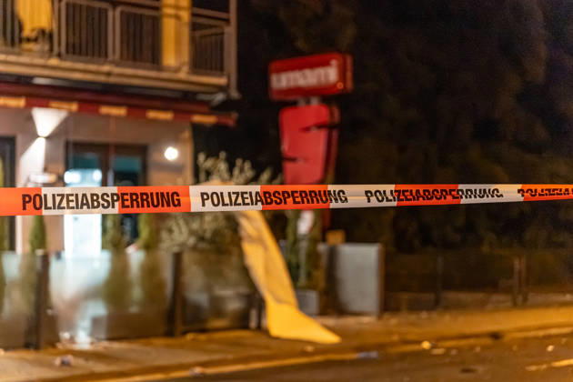 Sprengstoffexplosion in Gastronomiebetrieb Eingangstür zerstört In der Nacht von Sonntag auf Montag, 19.10.2026, kam es gegen 03:30 Uhr in der Hattersheimer Straße in Hofheim am Taunus nach dem Anschein zu einer Sprengstoffexplosion. Die Tür des Eingangsbereichs eines Gebäudes wurde dabei zerstört. Die Polizei war vor Ort und sperrte die Straße weiträumig ab. Bereits am 03.10.2026 war in derselben Straße vor einem Gastronomiebetrieb eine Brandvorrichtung abgelegt worden, wodurch eine Fußmatte in Brand geriet und Rußanhaftungen am Gebäude entstanden. Nach unbestätigten Informationen war die Feuerwehr in Bereitstellung, das Gebäude durfte zunächst nicht betreten werden, bis eine nicht näher definierte Spezialeinheit eintra