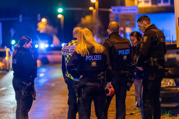 Sprengstoffexplosion in Gastronomiebetrieb Eingangstür zerstört In der Nacht von Sonntag auf Montag, 19.10.2026, kam es gegen 03:30 Uhr in der Hattersheimer Straße in Hofheim am Taunus nach dem Anschein zu einer Sprengstoffexplosion. Die Tür des Eingangsbereichs eines Gebäudes wurde dabei zerstört. Die Polizei war vor Ort und sperrte die Straße weiträumig ab. Bereits am 03.10.2026 war in derselben Straße vor einem Gastronomiebetrieb eine Brandvorrichtung abgelegt worden, wodurch eine Fußmatte in Brand geriet und Rußanhaftungen am Gebäude entstanden. Nach unbestätigten Informationen war die Feuerwehr in Bereitstellung, das Gebäude durfte zunächst nicht betreten werden, bis eine nicht näher definierte Spezialeinheit eintra