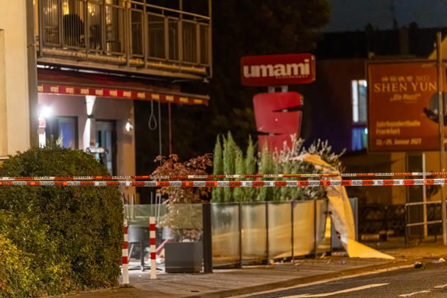 Sprengstoffexplosion in Gastronomiebetrieb Eingangstür zerstört In der Nacht von Sonntag auf Montag, 19.10.2026, kam es gegen 03:30 Uhr in der Hattersheimer Straße in Hofheim am Taunus nach dem Anschein zu einer Sprengstoffexplosion. Die Tür des Eingangsbereichs eines Gebäudes wurde dabei zerstört. Die Polizei war vor Ort und sperrte die Straße weiträumig ab. Bereits am 03.10.2026 war in derselben Straße vor einem Gastronomiebetrieb eine Brandvorrichtung abgelegt worden, wodurch eine Fußmatte in Brand geriet und Rußanhaftungen am Gebäude entstanden. Nach unbestätigten Informationen war die Feuerwehr in Bereitstellung, das Gebäude durfte zunächst nicht betreten werden, bis eine nicht näher definierte Spezialeinheit eintra