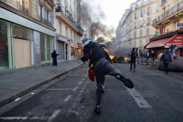 IPA89895984 - Paris, protest on October 18 near Place de la République; protesters clashed with police; a protester threw a bottle at the police  Copyright: xMattiaxDavidxRinaldi LiveMediax xMattiaxDavidxRinaldi LiveMediax IPA89895984