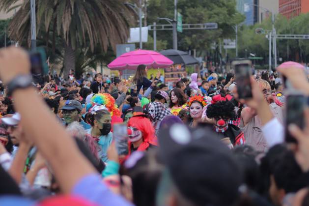 October 18, 2026, Mexico City, Mexico: MEXICO Mexico City, MEXICO - OCTOBER 18, 2026: Participants in the 19th annual Zombie Walk Mexico 2026, dressed as the living dead, monsters, and horror characters, gather at the Monument to the Revolution in Mexico City. Mexico City Mexico - ZUMAq101 20261018_zna_q101_257 Copyright: xCarlosxSantiagox