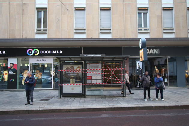 October 19, 2026, Milan: Negozi chiusi e vetrine rotte a Milano dopo le giornate di saccheggi lungo le vie del centro storico, Milano, 19 ottobre 2026. Shops closed and storefronts smashed in Milan following a day of looting along the streets of the historic city center, in Milan, Italy, 19 October 2026. ANSA PAOLO SALMOIRAGO Milan  - ZUMAa110 20261019_zaf_a110_004 Copyright: xPaoloxSalmoiragox