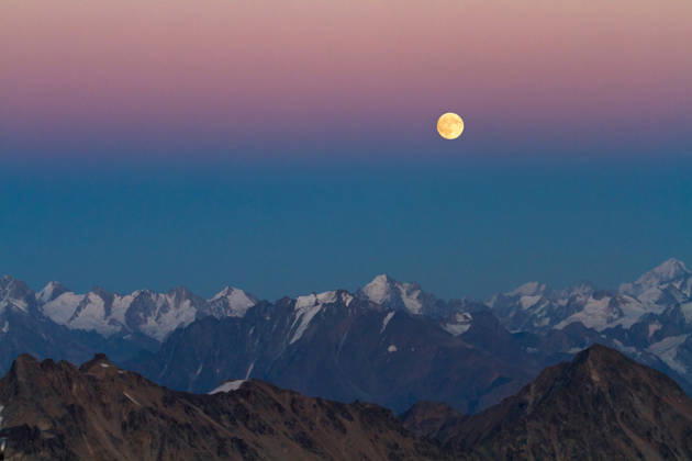 Creative Highlights World A full moon shines over snowy mountains at dusk El brusskiy, Karachay-Cherkessia, Russia CR_YUKI261018B-2149184-01 ,model released, Symbolfoto ,property released