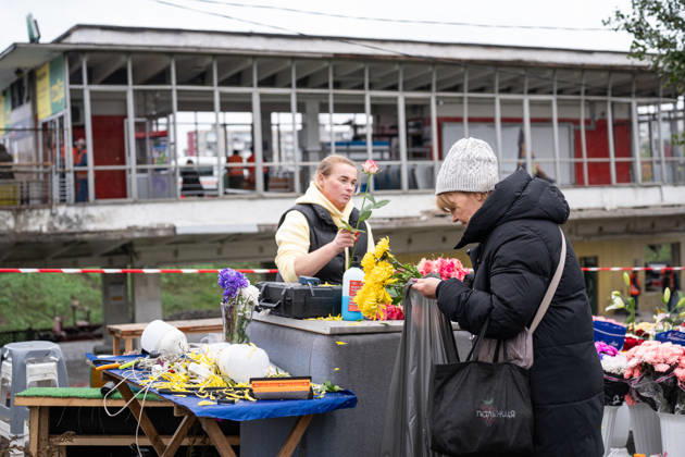 Aftermath of Russian attack on Kyiv KYIV, UKRAINE - OCTOBER 19: A woman sells flowers near station following the Russian attack on a metro station in Kyiv, Ukraine on October 19, 2026. According to the statement released by Kyiv mayor Votalii Klychko, as a result of a Russian attack, one of the metro stations on the capital s Left Bank was damaged, additionally, debris impact caused a break in the running and contact rails near the station. Danylo Antoniuk Anadolu Kyiv Ukraine. Editorial use only. Please get in touch for any other usage.  Copyright: x2026xAnadoluxDanyloxAntoniukx