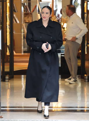 Dee Amore Marti, Céline Dion, accompanied by her hairstylist and personal photographer, leaves the Royal Monceau hotel with her sons Nelson and Eddy and her dog the day after her final concert in Paris on October 19, 2026. Cyril Moreau, Bestimage. Céline Dion leaves the Royal Monceau hotel with her sons Nelson and Eddy and her dog, the day after her final concert in Paris on October 19, 2026, Paris, France  Copyright: xCYRILxMOREAUx xBESTIMAGExCYRILxMOREAUx xBESTIMAGEx