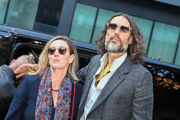 British comedian Russell Brand appears in court in London LONDON, UNITED KINGDOM - OCTOBER 19: British comedian and actor Russell Brand (R) arrives at Southwark Crown Court with his wife Laura Brand (L), in connection with rape and sexual assault charges in London, United Kingdom, on October 19, 2026. Rasid Necati Aslim Anadolu London United Kingdom. Editorial use only. Please get in touch for any other usage.  Copyright: x2026xAnadoluxRasidxNecatixAslimx