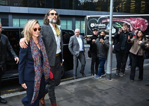 British comedian Russell Brand appears in court in London LONDON, UNITED KINGDOM - OCTOBER 19: British comedian and actor Russell Brand (2nd L) arrives at Southwark Crown Court with his wife Laura Brand (L), in connection with rape and sexual assault charges in London, United Kingdom, on October 19, 2026. Rasid Necati Aslim Anadolu London United Kingdom. Editorial use only. Please get in touch for any other usage.  Copyright: x2026xAnadoluxRasidxNecatixAslimx