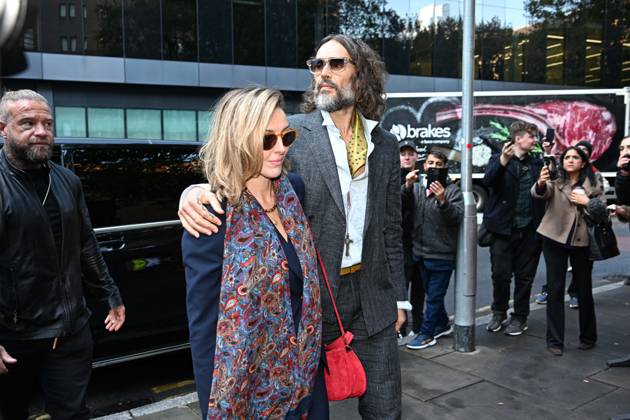 British comedian Russell Brand appears in court in London LONDON, UNITED KINGDOM - OCTOBER 19: British comedian and actor Russell Brand (R) arrives at Southwark Crown Court with his wife Laura Brand (C), in connection with rape and sexual assault charges in London, United Kingdom, on October 19, 2026. Rasid Necati Aslim Anadolu London United Kingdom. Editorial use only. Please get in touch for any other usage.  Copyright: x2026xAnadoluxRasidxNecatixAslimx