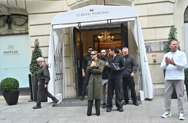 Céline Dion leaves the Royal Monceau hotel with her sons Nelson and Eddy and her dog after her concert series in Paris on October 19, 2026. Christian Liewig, Bestimage. Céline Dion leaves the Royal Monceau hotel with her sons Nelson and Eddy and her dog after her concert series in Paris on October 19, 2026 Paris, France Copyright: xChristianxLiewigx xBestimagexChristianxLiewigx xBestimagex