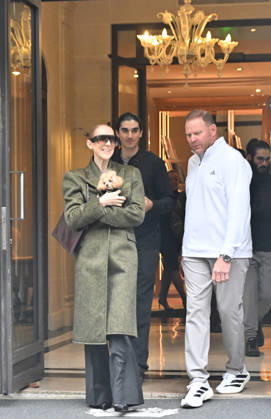 Céline Dion leaves the Royal Monceau hotel with her sons Nelson and Eddy and her dog after her concert series in Paris on October 19, 2026. Christian Liewig, Bestimage. Céline Dion leaves the Royal Monceau hotel with her sons Nelson and Eddy and her dog after her concert series in Paris on October 19, 2026 Paris, France Copyright: xChristianxLiewigx xBestimagexChristianxLiewigx xBestimagex