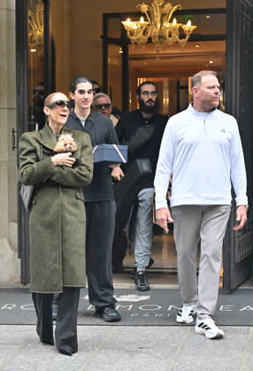 Céline Dion leaves the Royal Monceau hotel with her sons Nelson and Eddy and her dog after her concert series in Paris on October 19, 2026. Christian Liewig, Bestimage. Céline Dion leaves the Royal Monceau hotel with her sons Nelson and Eddy and her dog after her concert series in Paris on October 19, 2026 Paris, France Copyright: xChristianxLiewigx xBestimagexChristianxLiewigx xBestimagex