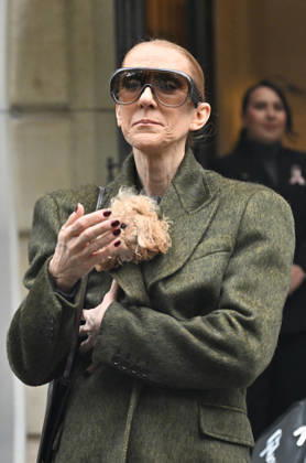 Céline Dion leaves the Royal Monceau hotel with her sons Nelson and Eddy and her dog after her concert series in Paris on October 19, 2026. Christian Liewig, Bestimage. Céline Dion leaves the Royal Monceau hotel with her sons Nelson and Eddy and her dog after her concert series in Paris on October 19, 2026 Paris, France Copyright: xChristianxLiewigx xBestimagexChristianxLiewigx xBestimagex