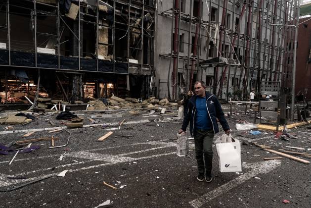 Ukrainian conflict KYIV, UKRAINE - OCTOBER 19, 2026 : Cosmos MultiMall following an overnight missile attack by the Russian Federation in Kyiv, Ukraine, on October 19, 2026. Kyiv Kyiv Oblast Ukraine Copyright: xVINCENZOxCIRCOSTAx VCIRCOSTA-1