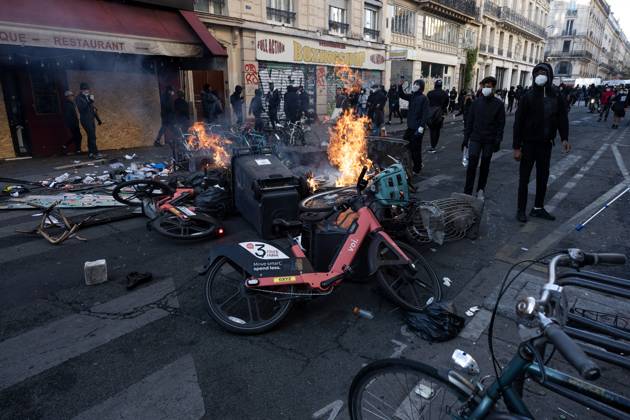Second day of Paris riots PARIS, FRANCE - OCTOBER 18, 2026: Protesters clash with police near Place de la RÃ publique in Paris during a protest against austerity. Protesters set up makeshift barricades and start fires in the square and surrounding streets. After police clear the square, protesters attack nearby shops. Paris France Copyright: x xOualidxAbdellaouix xJNAxPressx