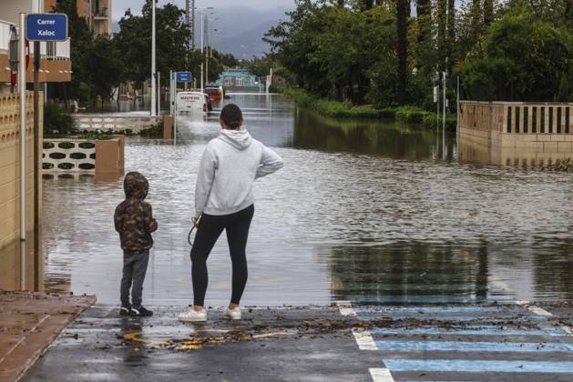 The Valencian Regional Government is preparing a lockdown order for the southern coast of Valencia and the northern coast of Alicante due to the rains. A woman and a child look out over a flooded area on October 19, 2026, in Guardamar de la Safor, Valencia, Valencian Community, Spain. The Valencian Regional Government is preparing a lockdown order for the southern coast of Valencia and the northern coast of Alicante in response to the emergency declared due to the rains brought by Storm Adam, as announced by the Regional Minister of Emergencies and the Interior early this morning, October 19, from the Emergency Coordination Center (CCE) October 19, 2026, Valencia, Valencian Community, Spain Copyright: xRoberxSolsonax 7855285