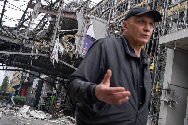 Aftermath of Russian attack on Kiev KYIV, UKRAINE - OCTOBER 19: Serhii, 68, is seen speaking to a journalist at the site of the Russian missile attack in Kyiv, Ukraine on October 19, 2026. Danylo Antoniuk Anadolu Kyiv Ukraine. Editorial use only. Please get in touch for any other usage.  Copyright: x2026xAnadoluxDanyloxAntoniukx