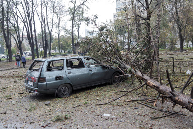 A spruce tree lies on a car in the Solomianskyi district damaged by a Russian attack, Kyiv, Ukraine, October 19, 2026. During the night and morning, Russia launched a massive strike on the capital using ballistic missiles, cruise missiles, and drones. According to Kyiv city head Vitali Klitschko, five people were injured in the Solomianskyi district as a result of the attack. Four residential buildings, a bank office, a private medical clinic, a shopping mall, offices, and vehicles were damaged. (Photo by Kyrylo Chubotin Ukrinform) Russian attack on Kyiv affects shopping mall  Copyright: xKyryloxChubotinx