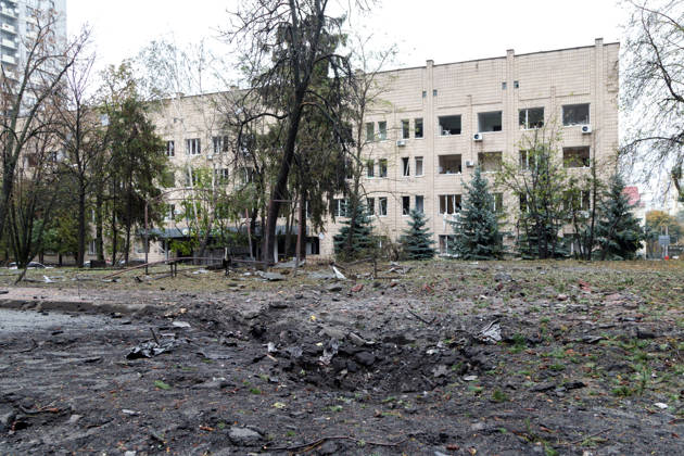 A crater from an impact is in the ground near a hospital in the Solomianskyi district after a Russian attack, Kyiv, Ukraine, October 19, 2026. During the night and morning, Russia launched a massive strike on the capital using ballistic missiles, cruise missiles, and drones. According to Kyiv city head Vitali Klitschko, five people were injured in the Solomianskyi district as a result of the attack. Four residential buildings, a bank office, a private medical clinic, a shopping mall, offices, and vehicles were damaged. (Photo by Kyrylo Chubotin Ukrinform) Russian attack on Kyiv affects shopping mall  Copyright: xKyryloxChubotinx