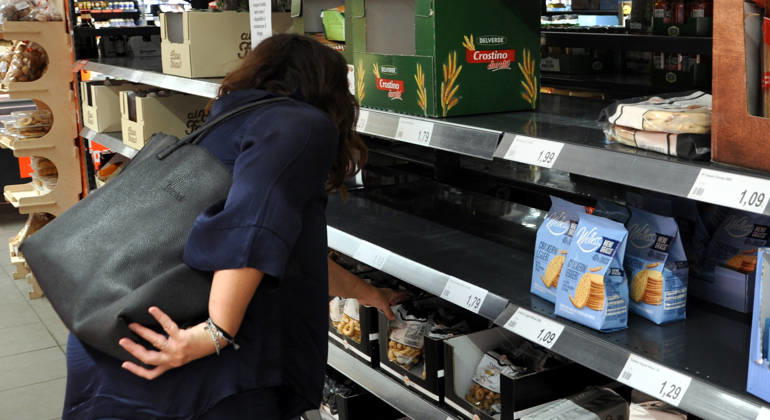 IPA89910086 - Palermo. Truckers strike leaves shelves empty at a supermarket in the Zisa neighborhood; fruit, vegetables, and dairy products are sold out.  Copyright: xx xAlessandroxFucarinix IPA89910086