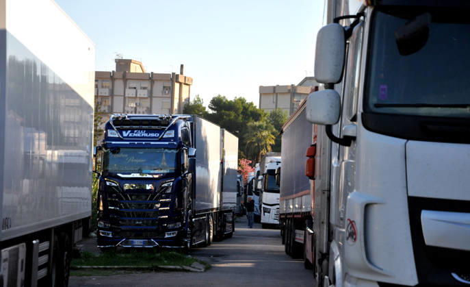 IPA89910128 - Palermo: Truckers strike—the protest continues, with vehicles at a standstill on Viale Regione Siciliana.  Copyright: xx xAlessandroxFucarinix IPA89910128