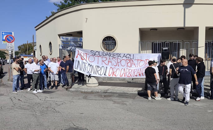 IPA89910343 - Palermo. Palermo. Truckers strike: Protests continue at the port in front of the Santa Lucia gate  Copyright: xx xAlessandroxFucarinix IPA89910343