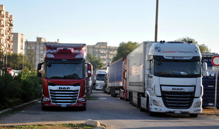 IPA89910134 - Palermo: Truckers strike—the protest continues, with vehicles at a standstill on Viale Regione Siciliana.  Copyright: xx xAlessandroxFucarinix IPA89910134