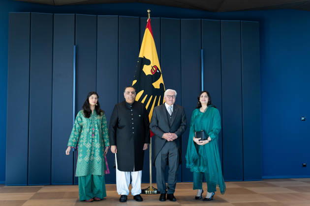 Federal President Frank-Walter Steinmeier, Accreditation of Ambassadors in Berlin, Official Residence at Spreebogen, Federal President Frank-Walter Steinmeier, Accreditation of Ambassadors, Bundeswehr, Ambassador, Pakistan, Salman Sharif with his wife and daughter, Berlin, Berlin, GER