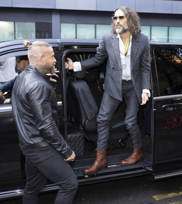 Russell Brand 19.10.2026. Russell Brand and wife Laura arriving at Southwark crown court today  Copyright: xDarrenxFletcherx NINTCHDBPICT001116932809
