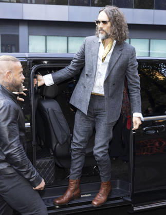 Russell Brand 19.10.2026. Russell Brand and wife Laura arriving at Southwark crown court today  Copyright: xDarrenxFletcherx NINTCHDBPICT001116932821