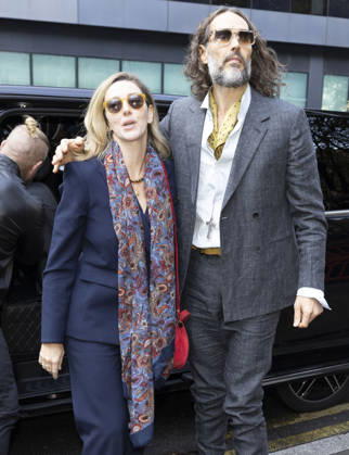 Russell Brand 19.10.2026. Russell Brand and wife Laura arriving at Southwark crown court today  Copyright: xDarrenxFletcherx NINTCHDBPICT001116932825