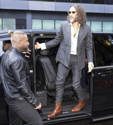 Russell Brand 19.10.2026. Russell Brand and wife Laura arriving at Southwark crown court today  Copyright: xDarrenxFletcherx NINTCHDBPICT001116932828