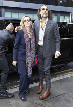 Russell Brand 19.10.2026. Russell Brand and wife Laura arriving at Southwark crown court today  Copyright: xDarrenxFletcherx NINTCHDBPICT001116932835