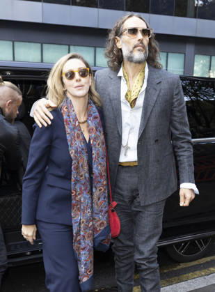 Russell Brand 19.10.2026. Russell Brand and wife Laura arriving at Southwark crown court today  Copyright: xDarrenxFletcherx NINTCHDBPICT001116932838
