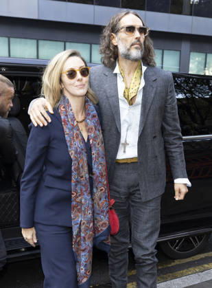 Russell Brand 19.10.2026. Russell Brand and wife Laura arriving at Southwark crown court today  Copyright: xDarrenxFletcherx NINTCHDBPICT001116932846