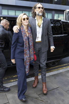 Russell Brand 19.10.2026. Russell Brand and wife Laura arriving at Southwark crown court today  Copyright: xDarrenxFletcherx NINTCHDBPICT001116932852